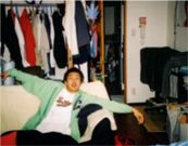 ソファーでくつろぎながらテレビを観る村上